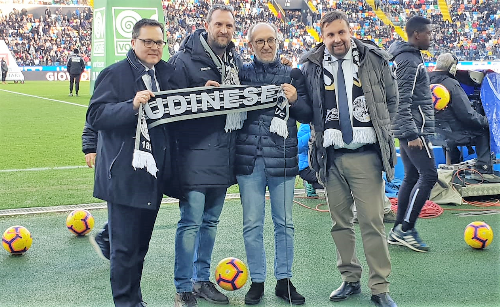 Il vicegovernatore con delega alla Protezione civile, Riccardo Riccardi, riceve 8 mila euro a favore delle popolazioni colpite dal maltempo raccolte dall'Associazione Udinese Club (Auc) tra i tifosi prima della partita Udinese-Atalanta. Da sinistra con il direttore generale dell'Udinese Calcio Franco Collavino; con il presidente Auc Daniele Muraro e il consigliere regionale Edy Morandini.

